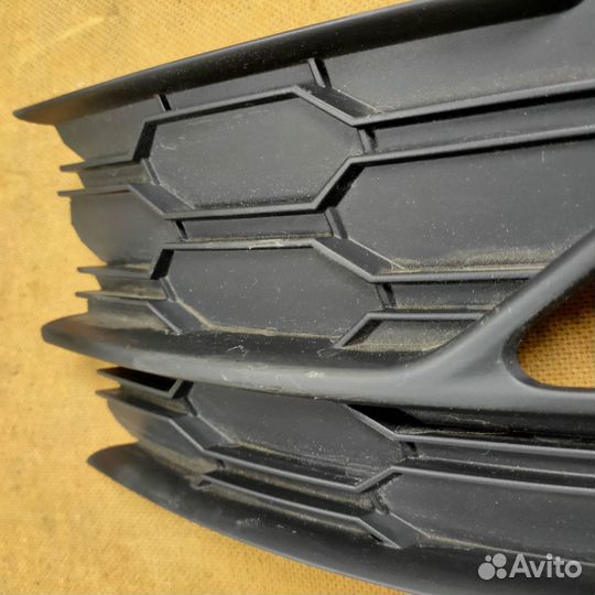 Решетка пер бампера лев Skoda Octavia A8 Ориг