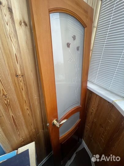 Межкомнатная деревянная дверь со стеклом