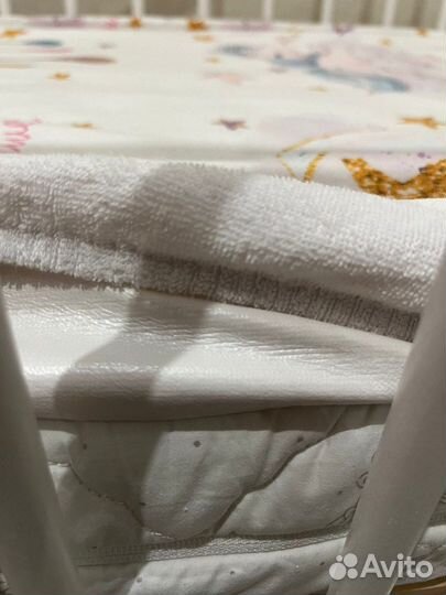 Детская кроватка с маятником