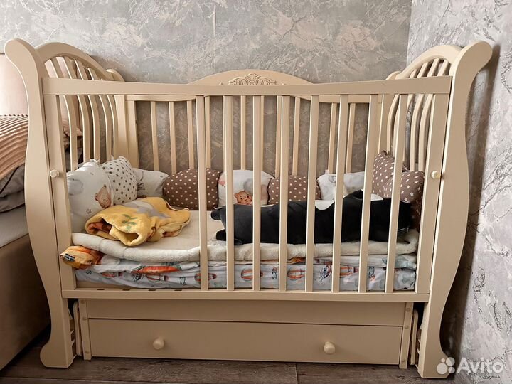 Детская кроватка с маятником и ящиком
