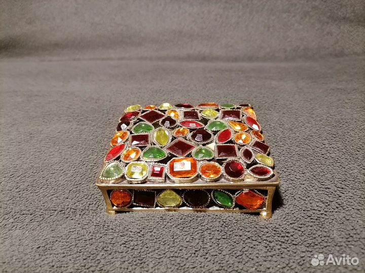 Шкатулка металлическая со стразами