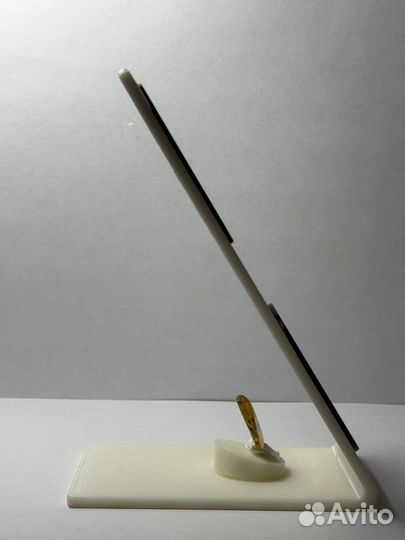 Инклюз в натуральном янтаре на подставке с лупой