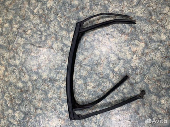 Уплотнитель стекла двери Opel Astra J