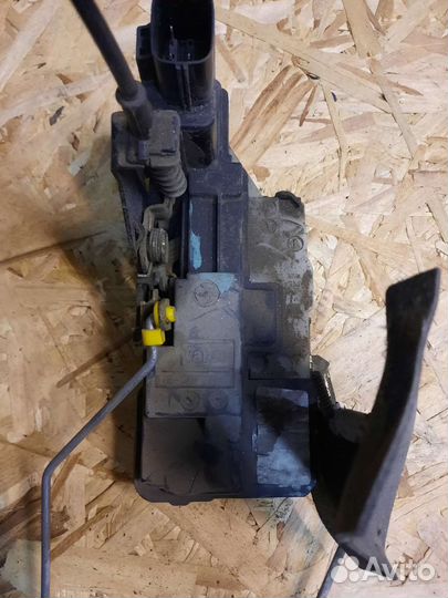 Замок задней правой двери на Volvo S60 1