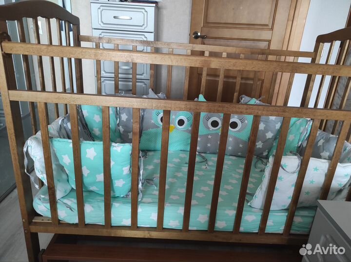 Детская кроватка с поперечным маятником