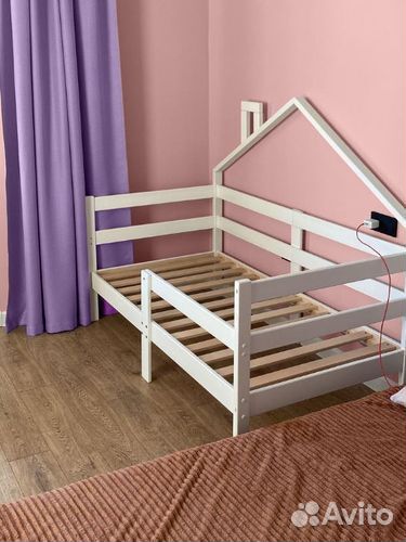 Кроватка для малыша с бортиком из натурального дер