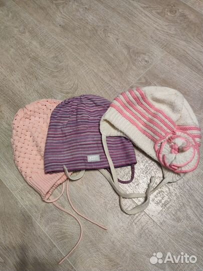 Набор детских шапок и жилетка