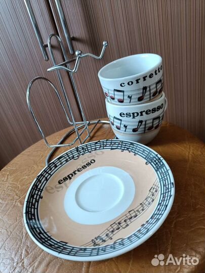 Набор кофейных чашек с блюдцами на подставке