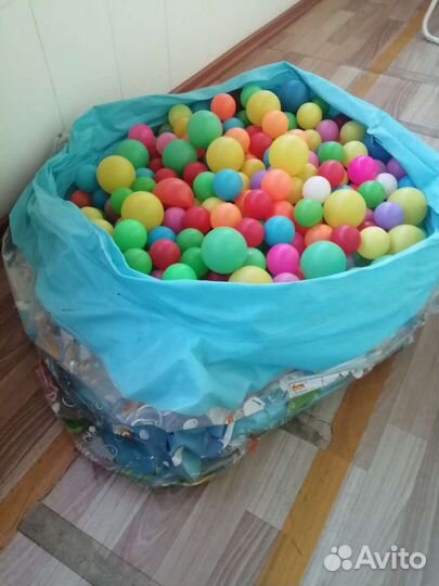 Сухой бассейн с шариками