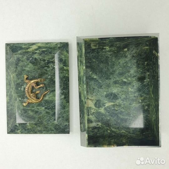 Шкатулка из змеевика с ящеркой