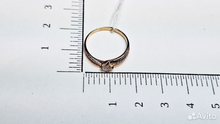 Золотое кольцо с камнем 16р