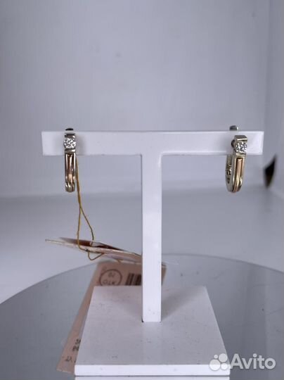 Золотые серьги с бриллиантом 0.18 ct