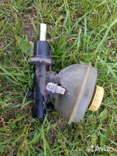 Главный тормозной цилиндр Audi 100 C4