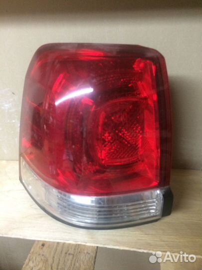 Фонарь задний левый на ленд крузер 200