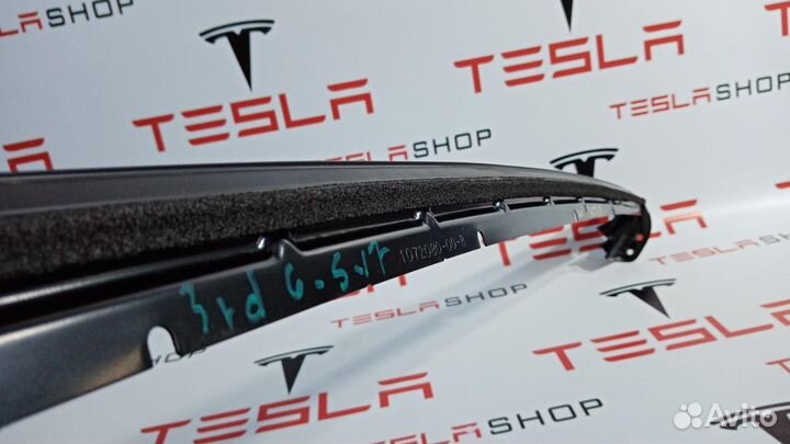 Уплотнитель стекла двери задний правый Tesla