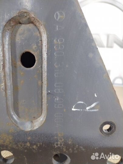 Кронштейн усилителя бампера передний правый