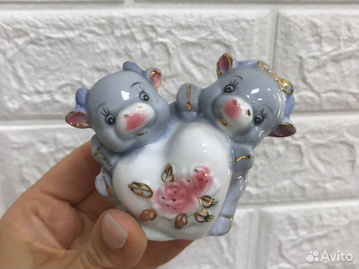 Корова (бычки) пара с сердцем сувенир