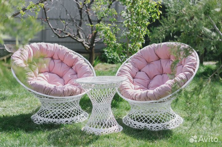 Долговечное плетеное кресло с подушкой