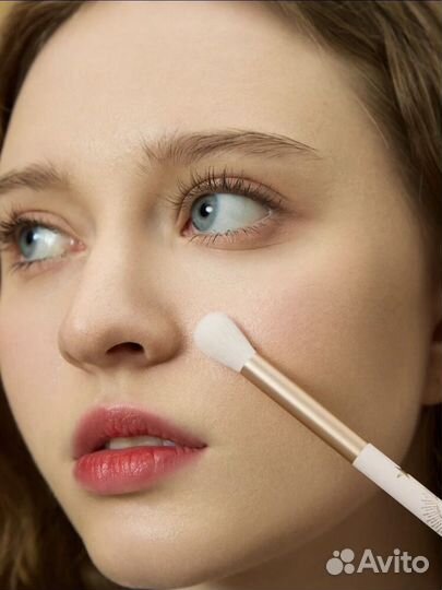 Набор бежевых кистей для макияжа