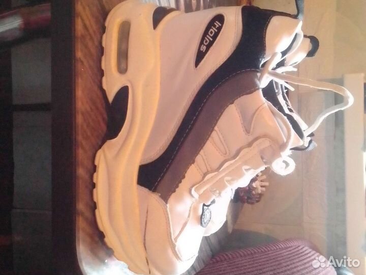 Кроссовки женские