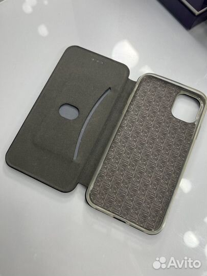 Чехол Guess и чехол книжка LV на iPhone 11