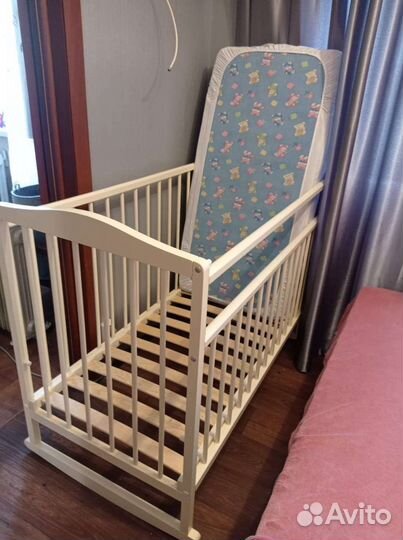 Детская кроватка с маятником