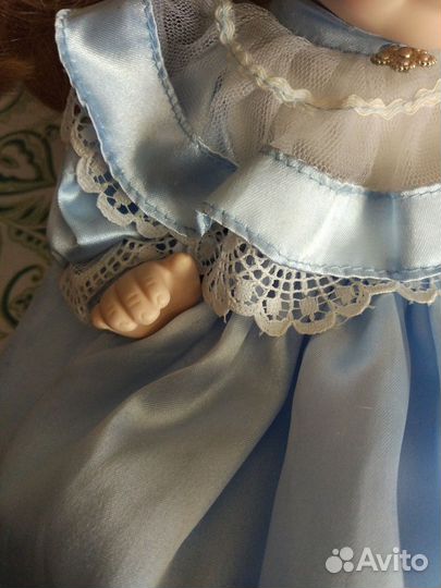 Кукла фарфоровая