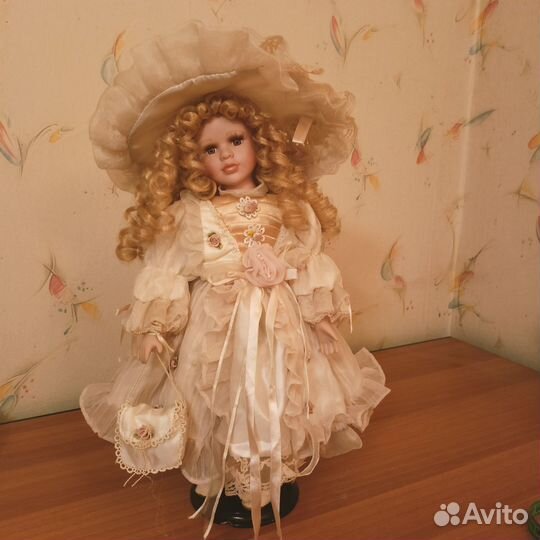 Кукла фарфоровая на подставке