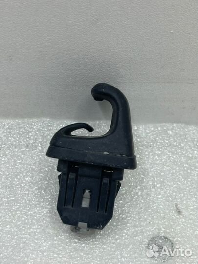 Крючок солнцезащитного козырка Toyota Camry