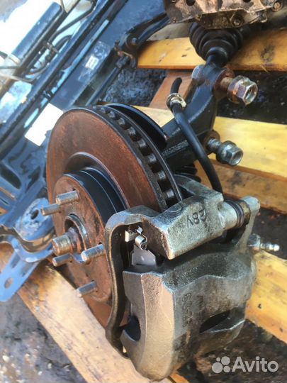 Toyota RAV4 передний тормозной суппорт