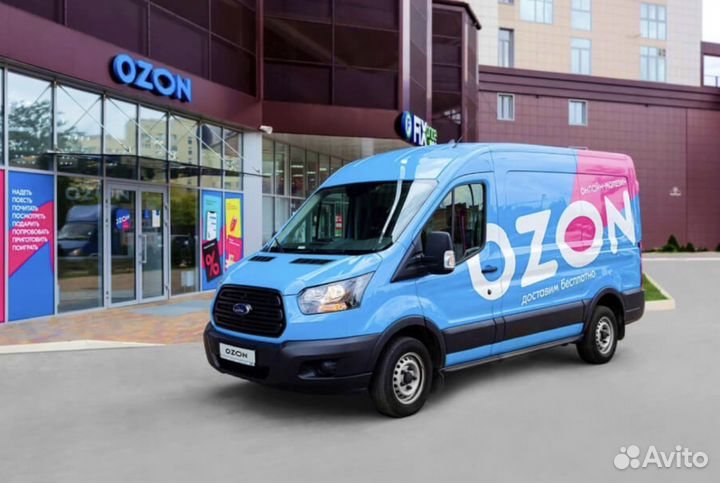 Водитель на авто компании Ford Transit