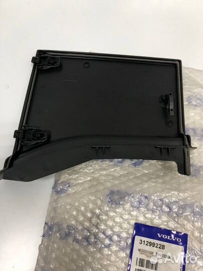 Крышка акб Volvo 31299228
