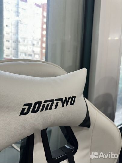 Компьютерное кресло черно-белое