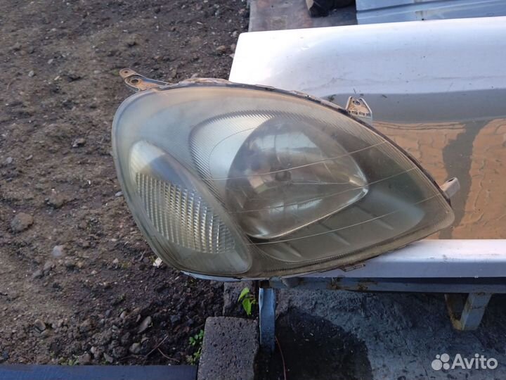 Фара Toyota -Vitz