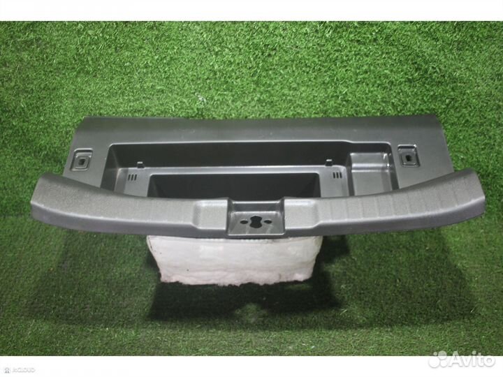 Пластик замка багажника на honda FIT GP5 LEB