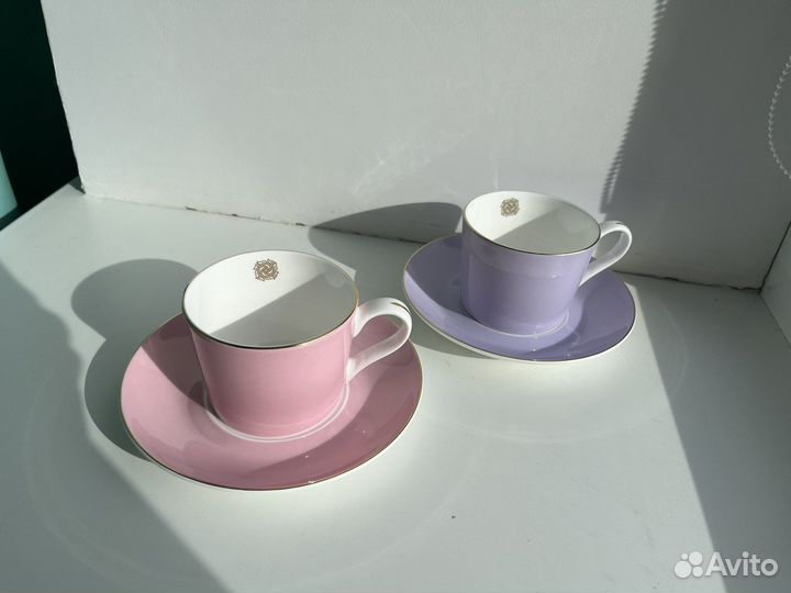 Фарфоровые чашки и блюдца