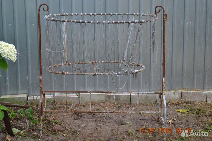 Старинная кованная детская колыбель (люлька)