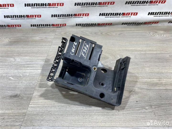 Кронштейн блока предохранителей Volkswagen Golf 6