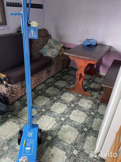 Домкрат подкатной пмневмогидравлический