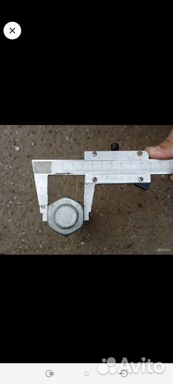 Шпилька с гайками и шайбами