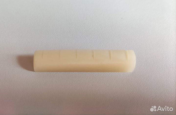 Порожек для акустической гитары натуральная кость