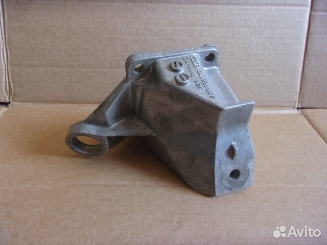 Ауди 100 С4 / А6, 90-96г., правый кронштейн кпп