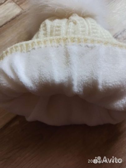 Белая зимняя шапка