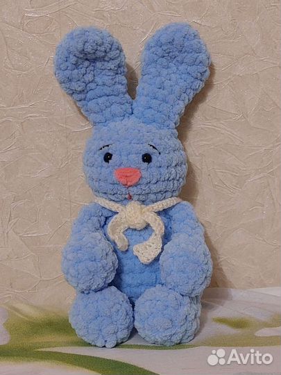 Вязаная игрушка заяц