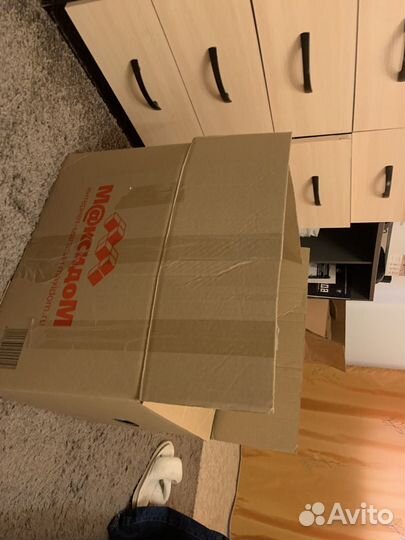 Коробка с женскими вещами