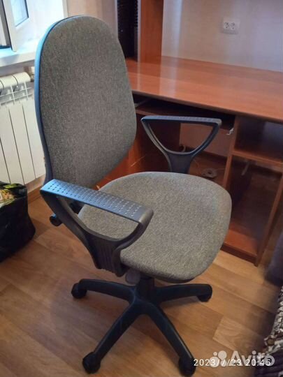 Компьютерное кресло (офисный стул)