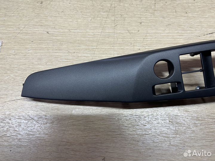 Накладка стеклоподъемников левая Toyota Camry 75