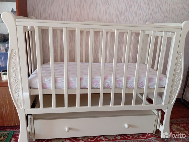Кроватка для новорожденных с маятником