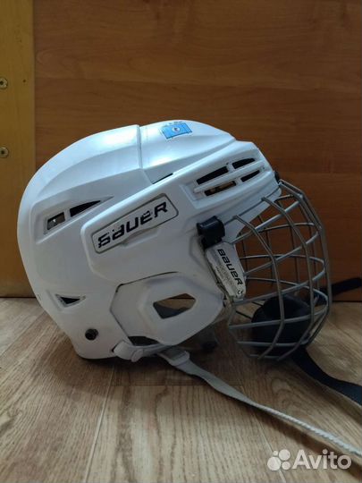 Хоккейный шлем