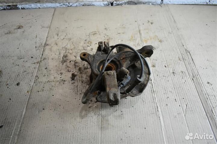 Кулак поворотный передний левый Suzuki Swift 3